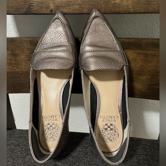 Vince Camuto Miata Loafers Size 6 in Gold - Picture 3 of 4
